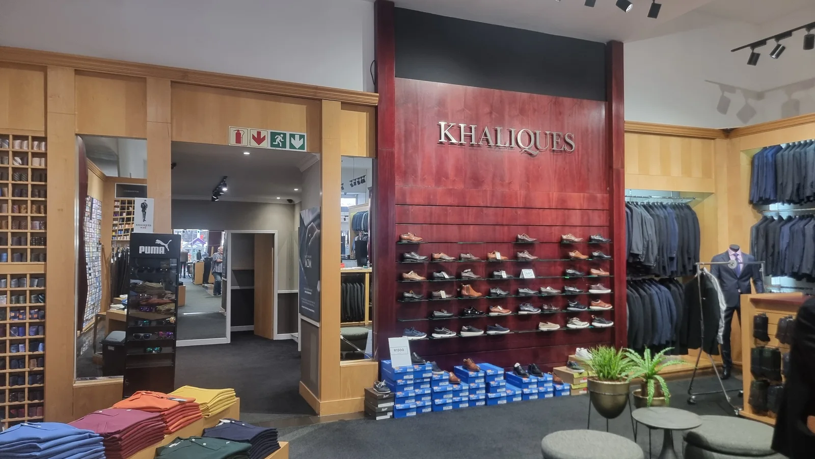 Khaliques shoe-display wall transformed with Cover Styl finishes NF32 and NH54, before