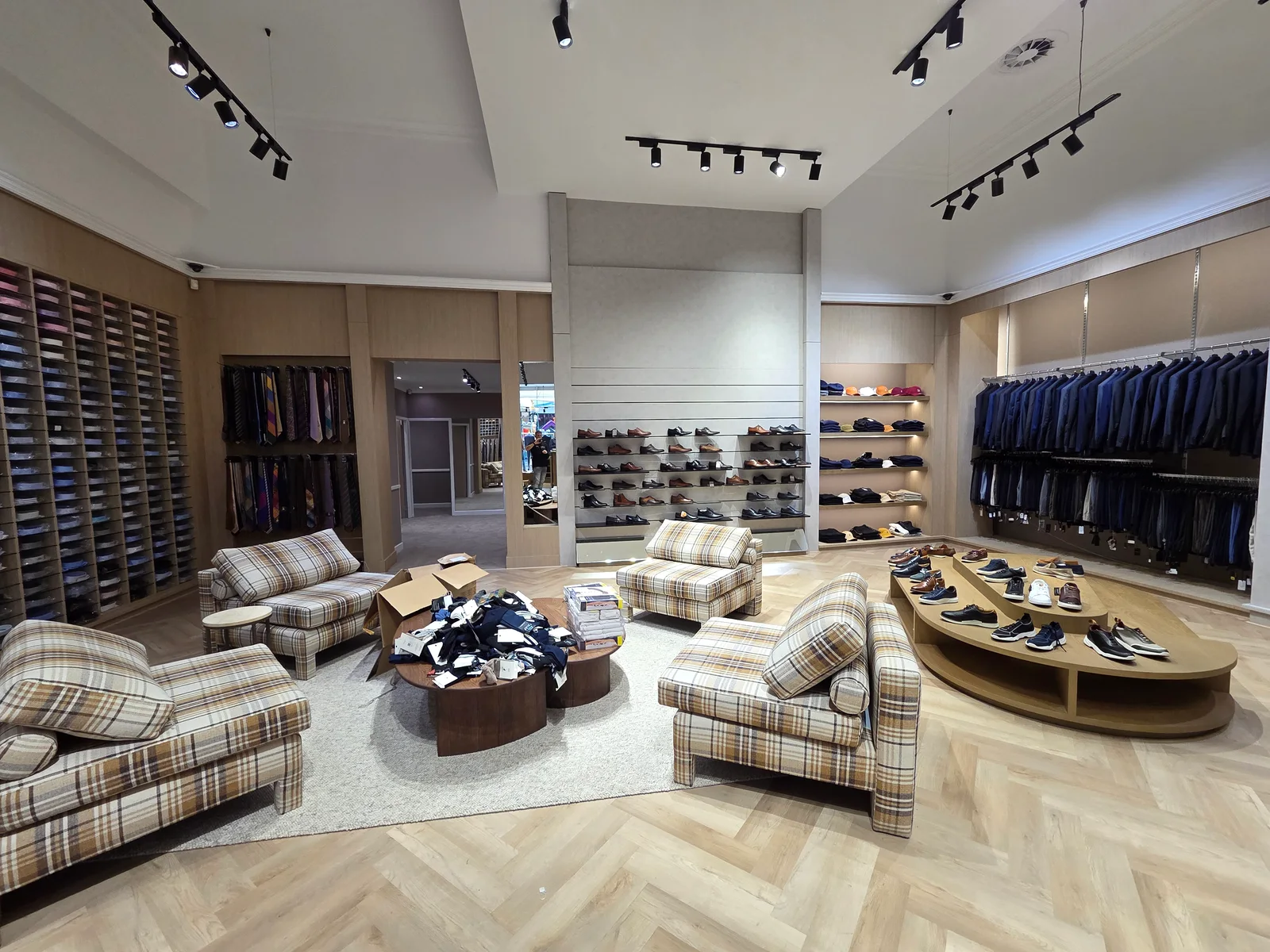 Khaliques shoe-display wall transformed with Cover Styl finishes NF32 and NH54, after